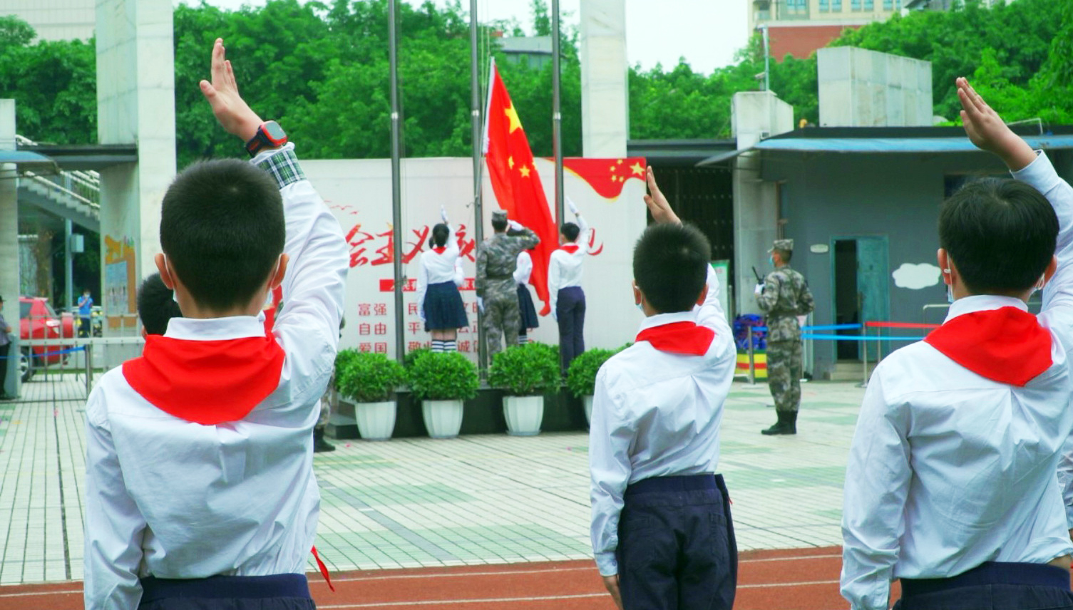 3、巴南區(qū)人武部用升國(guó)旗的形式為小學(xué)生們傳遞著對(duì)國(guó)旗的情、對(duì)祖國(guó)的愛，更傳遞著他們?cè)敢庥们啻航ㄔO(shè)國(guó)防，用熱血做國(guó)旗護(hù)旗手的熱情。.jpg